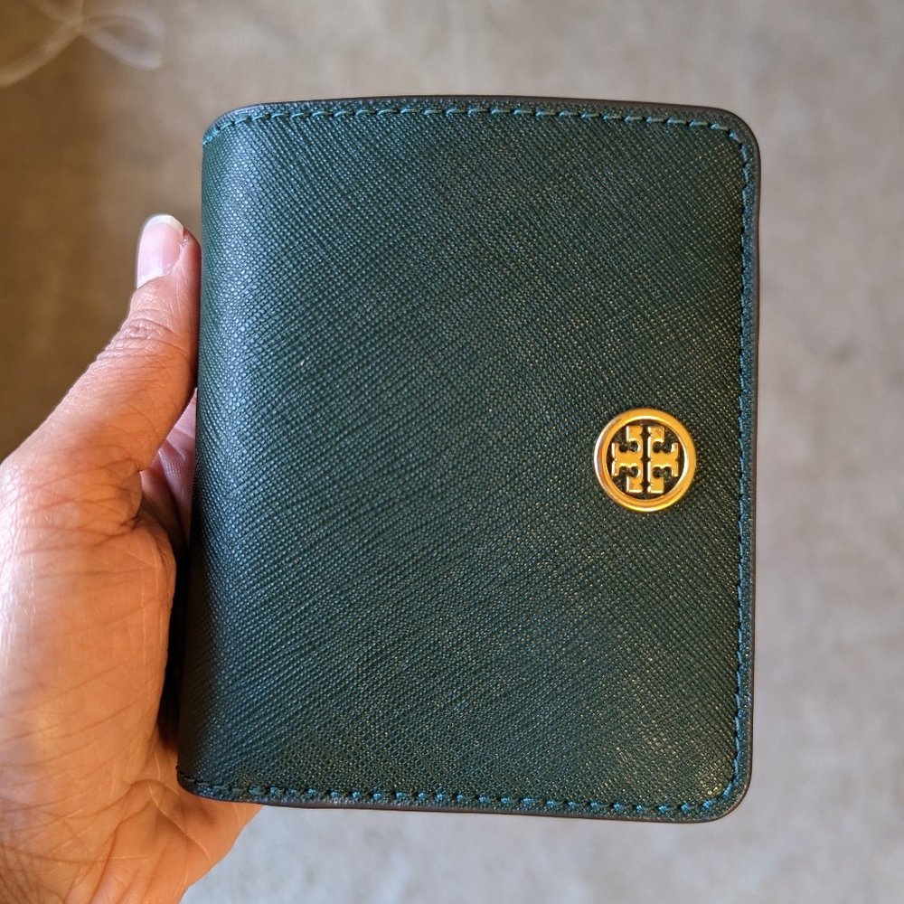 Tory Burch Robinson BiFold Wallet in Pine Green